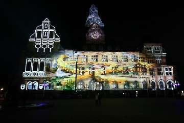 RE leuchtet